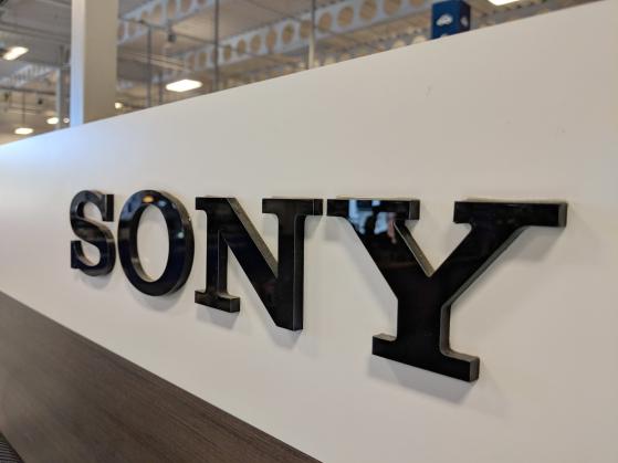 Sony annonce une baisse de 7 % de ses bénéfices annuels malgré une augmentation de 14 % de ses revenus à 3 500 milliards de yens