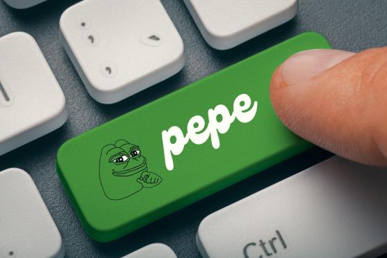 La pièce meme PEPE apparaît comme la plus performante avec un rendement mensuel de 90 %